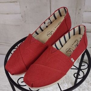 TOMS Women's Brick Red Canvas Flats Size 8